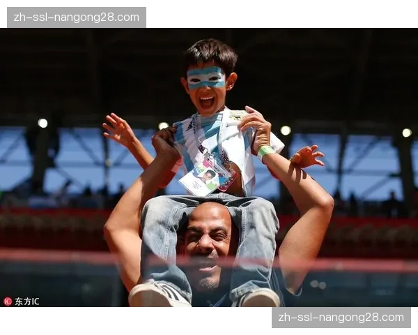 尼斯小球迷冲入场内拥抱偶像托迪博，随后被安保人员带离